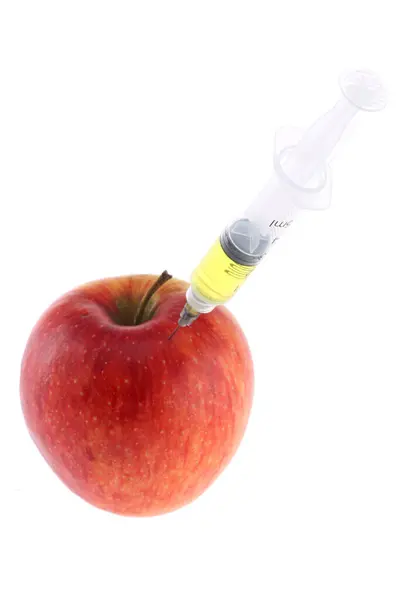 白で隔離された赤いリンゴの注射器 — ストック写真