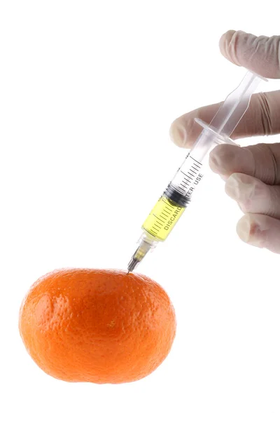 新鲜的橙子和注射器转基因食品的概念 — 图库照片
