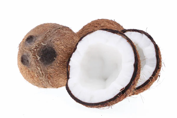 Świeże Surowe Orzechy Kokosowe Izolowane Białym Tle — Zdjęcie stockowe