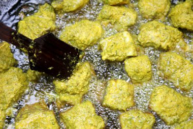 Sıcak yağda sığ balık dilimleri