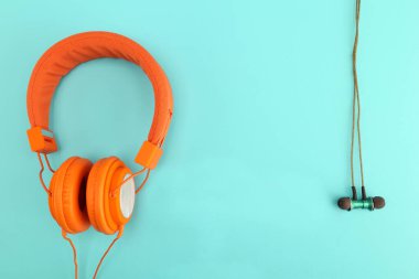 Mavi arka planda kulaklıklar ve kulaklıklar.