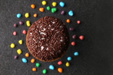 Çikolatalı kurabiye, çikolatalı bisküvi.