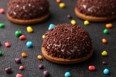 Çikolatalı, buruşuk kurabiyeler. Çatlak çikolatalı bisküviler.