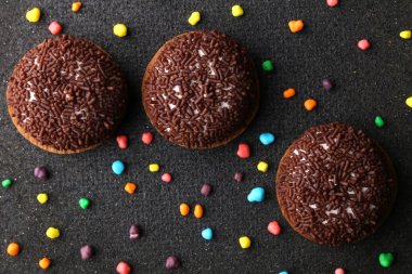 Çikolatalı, buruşuk kurabiyeler. Çatlak çikolatalı bisküviler.