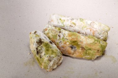 Küflü ekmek. Tüketime zararlı olan bozuk gıdalar