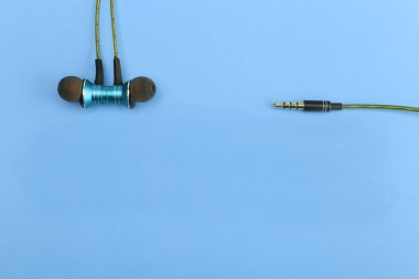  Doku arka planında kulaklıklar