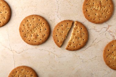 Bir yığın tatlı sindirim bisküvisi yakın plan.