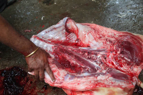 Açougueiro Cortando Carne Crua Com Uma Faca Mesa Matadouro — Fotografia de Stock