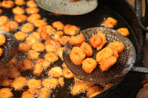 stock image Deep frying medu vada in the pan. Medu Vada is a savoury snacks from South India, very common street food in the India.