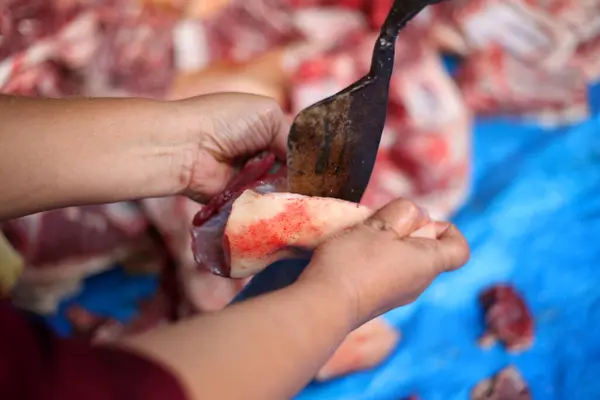 Carnicero Cortando Carne Cruda Con Cuchillo Mesa Matadero — Foto de Stock