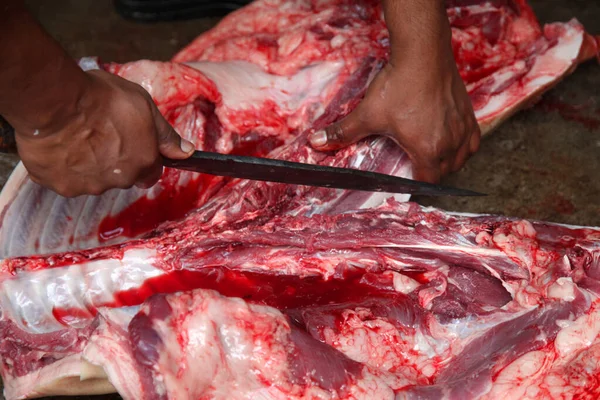Χασάπης Που Κόβει Ωμό Κρέας Μαχαίρι Στο Τραπέζι Του Σφαγείου — Φωτογραφία Αρχείου