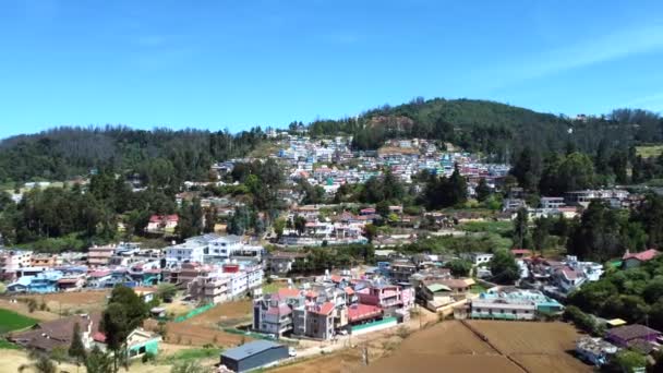 Vista Edificios Modernos Village Una Colina Bosque Nilgiri Ooty Paisaje — Vídeo de stock