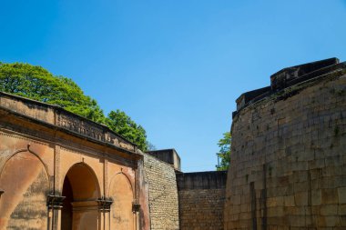 Bengaluru Kalesi Şehrin eski kasabasındaki antik Bengaluru Kalesi 'nin eski tuğla duvarları
