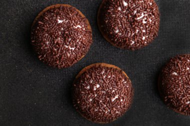 Çikolatalı, buruşuk kurabiyeler. Çatlak çikolatalı bisküviler.