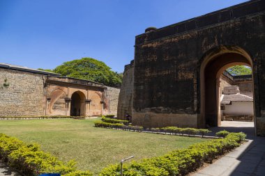 Bengaluru Kalesi Şehrin eski kasabasındaki antik Bengaluru Kalesi 'nin eski tuğla duvarları