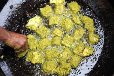 Sıcak yağda sığ balık dilimleri