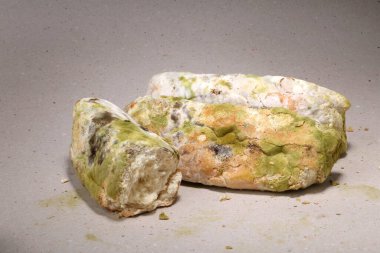 Küflü ekmek. Tüketime zararlı olan bozuk gıdalar