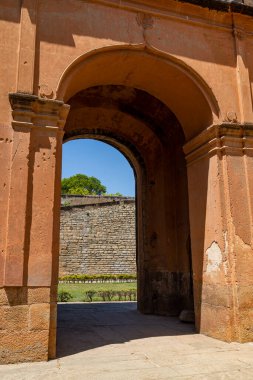 Bengaluru Kalesi Şehrin eski kasabasındaki antik Bengaluru Kalesi 'nin eski tuğla duvarları