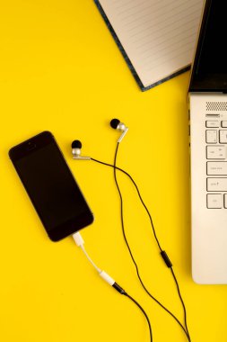 Modern siyah akıllı telefon, kulaklık, dizüstü bilgisayar. 