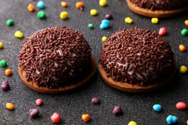 Çikolatalı, buruşuk kurabiyeler. Çatlak çikolatalı bisküviler.