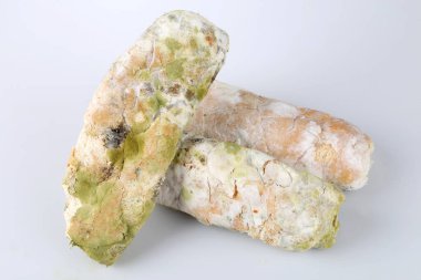 Küflü ekmek. Tüketime zararlı olan bozuk gıdalar