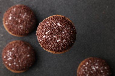 Çikolatalı, buruşuk kurabiyeler. Çatlak çikolatalı bisküviler.