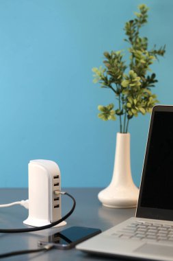 Ofis masasında bir USB İnbotu