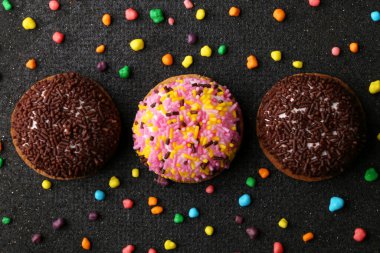 Çikolatalı, buruşuk kurabiyeler. Çatlak çikolatalı bisküviler.