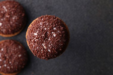 Çikolatalı, buruşuk kurabiyeler. Çatlak çikolatalı bisküviler.