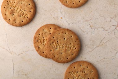 Bir yığın tatlı sindirim bisküvisi yakın plan.