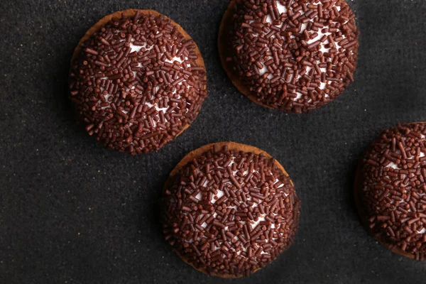 Çikolatalı, buruşuk kurabiyeler. Çatlak çikolatalı bisküviler.