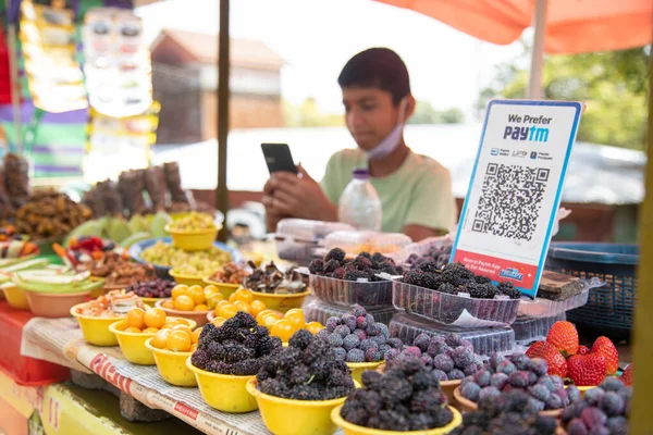 Farklı meyveleri olan bir pazar yeri. Açık havada renkli dut arkaplanı