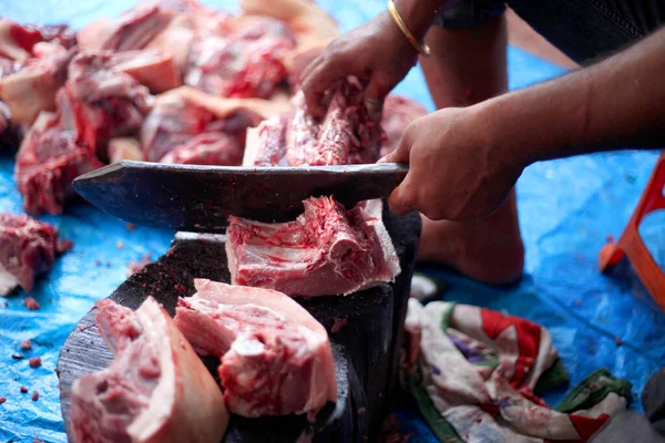 Carnicero Cortando Carne Cruda Con Cuchillo Mesa Matadero — Foto de Stock