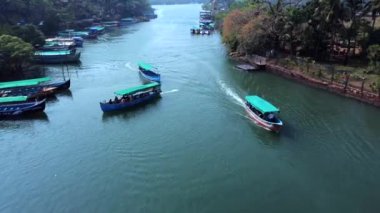  Küçük mavi feribot Aguada, Goa, Hindistan 'daki Nerul nehrinde yüzüyor..