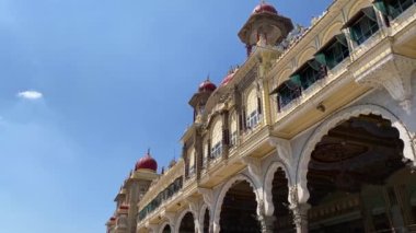 Mysore Sarayı Mysore 'da bir bahçeyle çevrili.