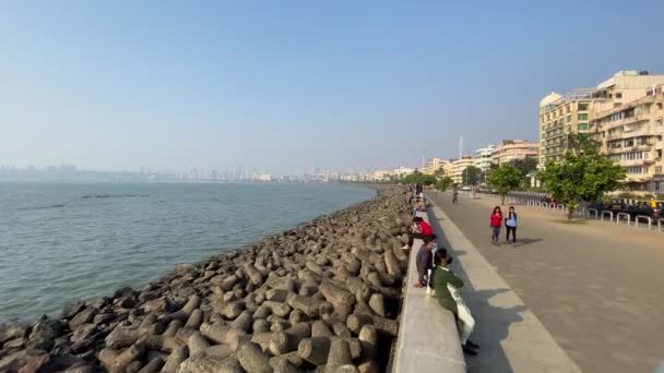 Mumbai Maharashtra India December 2019 Helyiek Nézik Naplementét Marine Drive — Stock videók
