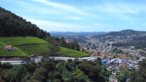近代的な建物のビューニルギリの森ウーティの丘の村 ウーティ タミル ナードゥ州の風景 — ストック動画