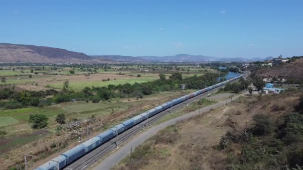 インドのプネ マハラシュトラ山脈を渡る列車のトップビュー — ストック動画