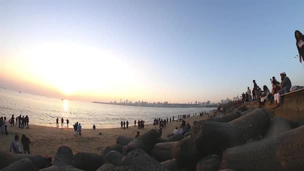 Mumbai Maharashtra Indien Dezember 2019 Einheimische Beobachten Den Sonnenuntergang Marine — Stockvideo