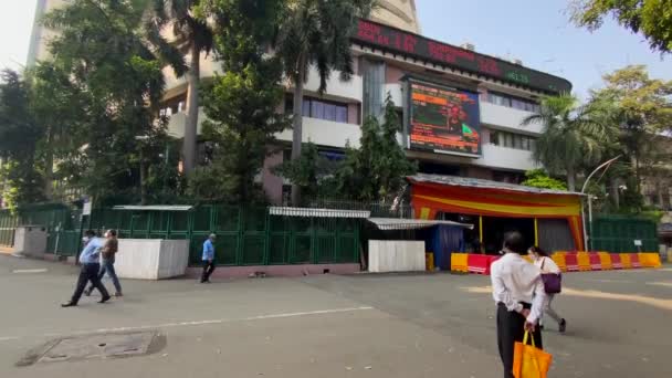 ムンバイ マハラシュトラ インド 2022年1月12日 晴れた日のボンベイ証券取引所ビルを見る — ストック動画
