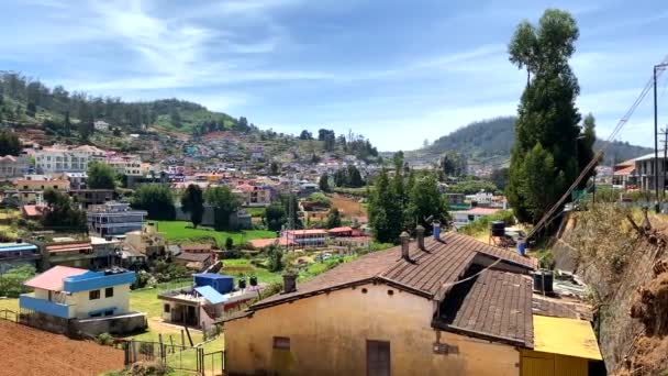 Blick Auf Moderne Gebäude Dorf Auf Einem Hügel Nilgiri Wald — Stockvideo