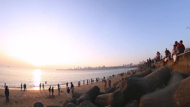 Mumbai Maharashtra Indien Dezember 2019 Einheimische Beobachten Den Sonnenuntergang Marine — Stockvideo