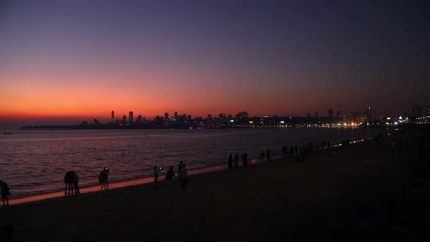 Mumbai Maharashtra India December 2019 Helyiek Nézik Naplementét Marine Drive — Stock videók