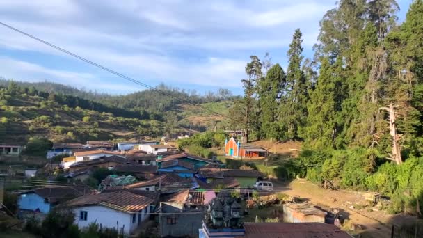 Blick Auf Moderne Gebäude Dorf Auf Einem Hügel Nilgiri Wald — Stockvideo