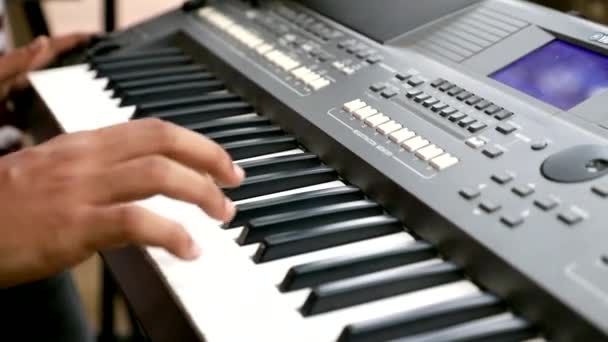 Paslı Piyano Tuşlarındaki Kadın Piyanistin Parmaklarını Kapat Kollar Tek Başına — Stok video