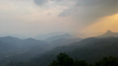 Günbatımı ışığında Munnar Çay Çiftliklerinin güzel yeşil manzarası, Kerala, Güney Hindistan