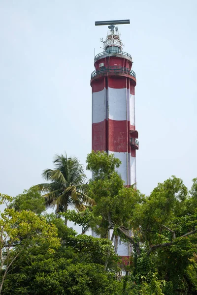 Faro Vypin Rojo Blanco Rodeado Palmeras Kochi Kerala India Faro — Foto de Stock