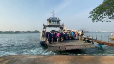 Kochi Kalesi, Kerala, Cochin, Hindistan 7 Mart 2022 Kerala Hindistan, Vypin 'den Fort Kochi' ye giden yolcu feribotunun görüntüsü