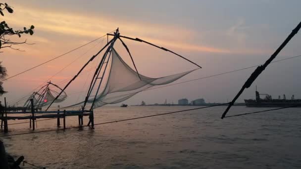 Kinesiska Fiskenät Vid Soluppgången Cochin Kerala Indien Kända Landmärke Fort — Stockvideo