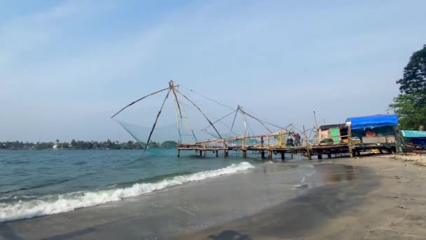 2022年3月7日 位于印度喀拉拉邦喀拉拉拉邦科奇堡的中国渔网在印度喀拉拉邦喀拉拉邦科钦市升起 科奇堡著名的地标 — 图库视频影像